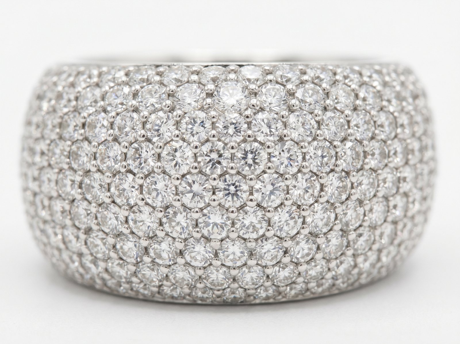 Pavé setting with multiple small stones close together